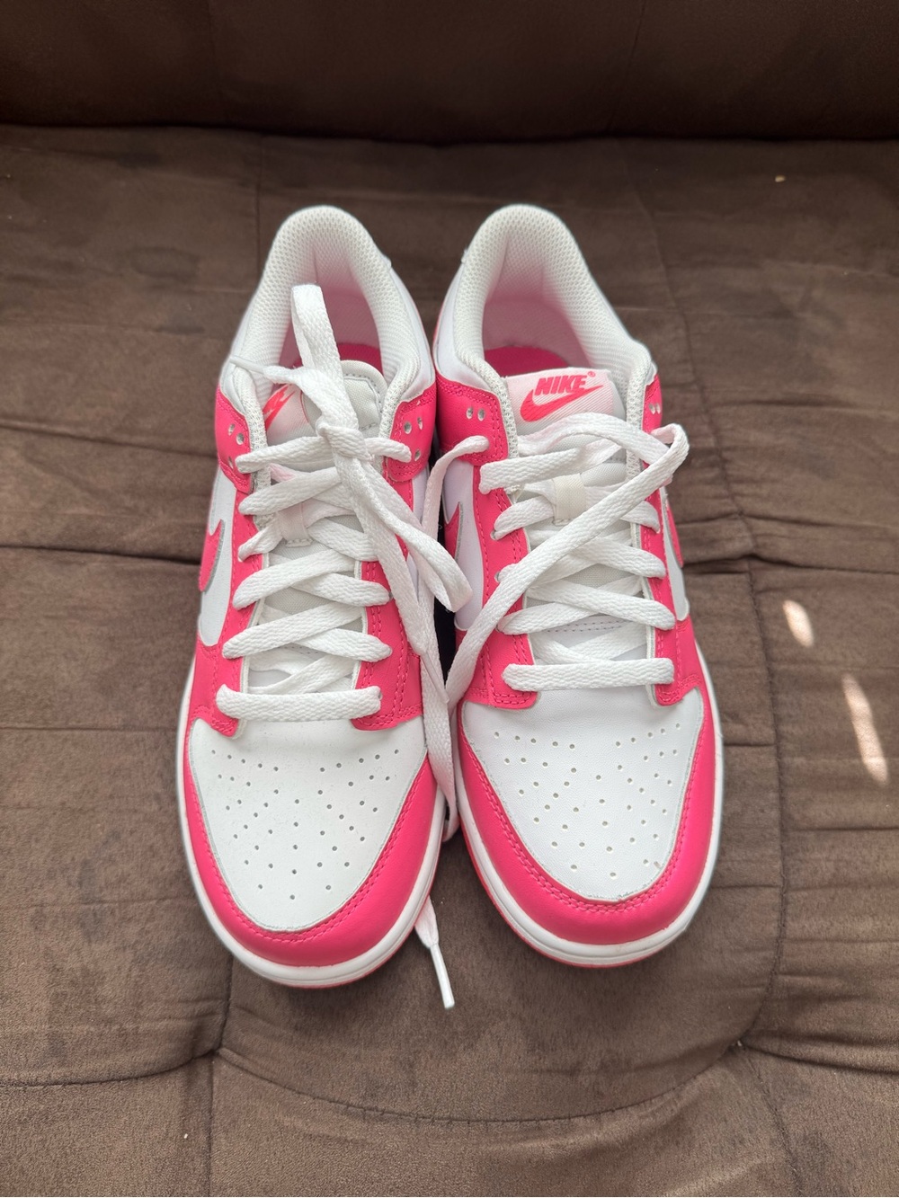 Nike Low Top Sneakers in White and Pink